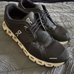 On cloud women’s shoes sz 8